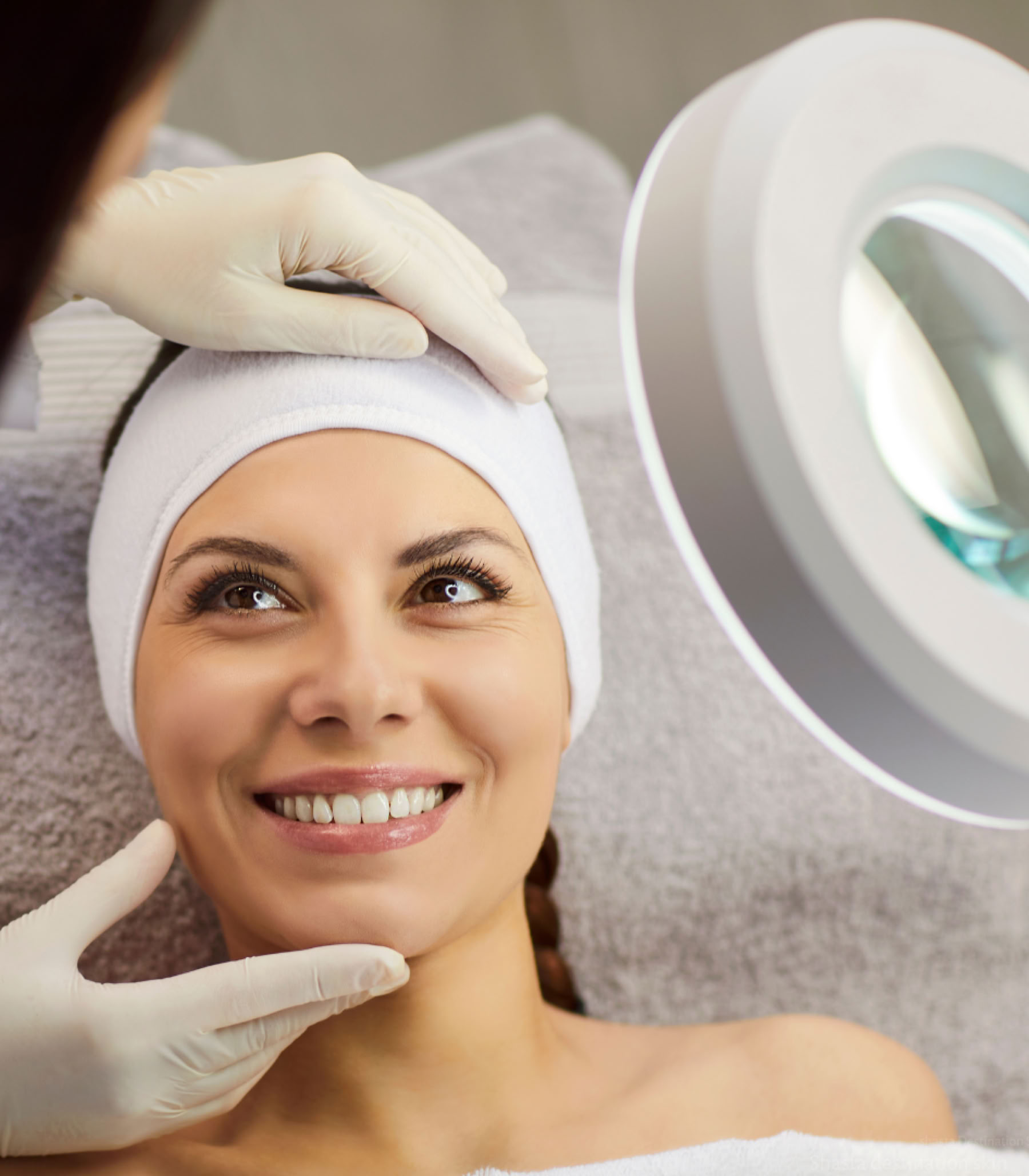 Deep cleansing facial designed to purify pores, remove impurities, and restore skin clarity while supporting healthy skin function.